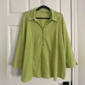 Quizz Woman light green button up shirt